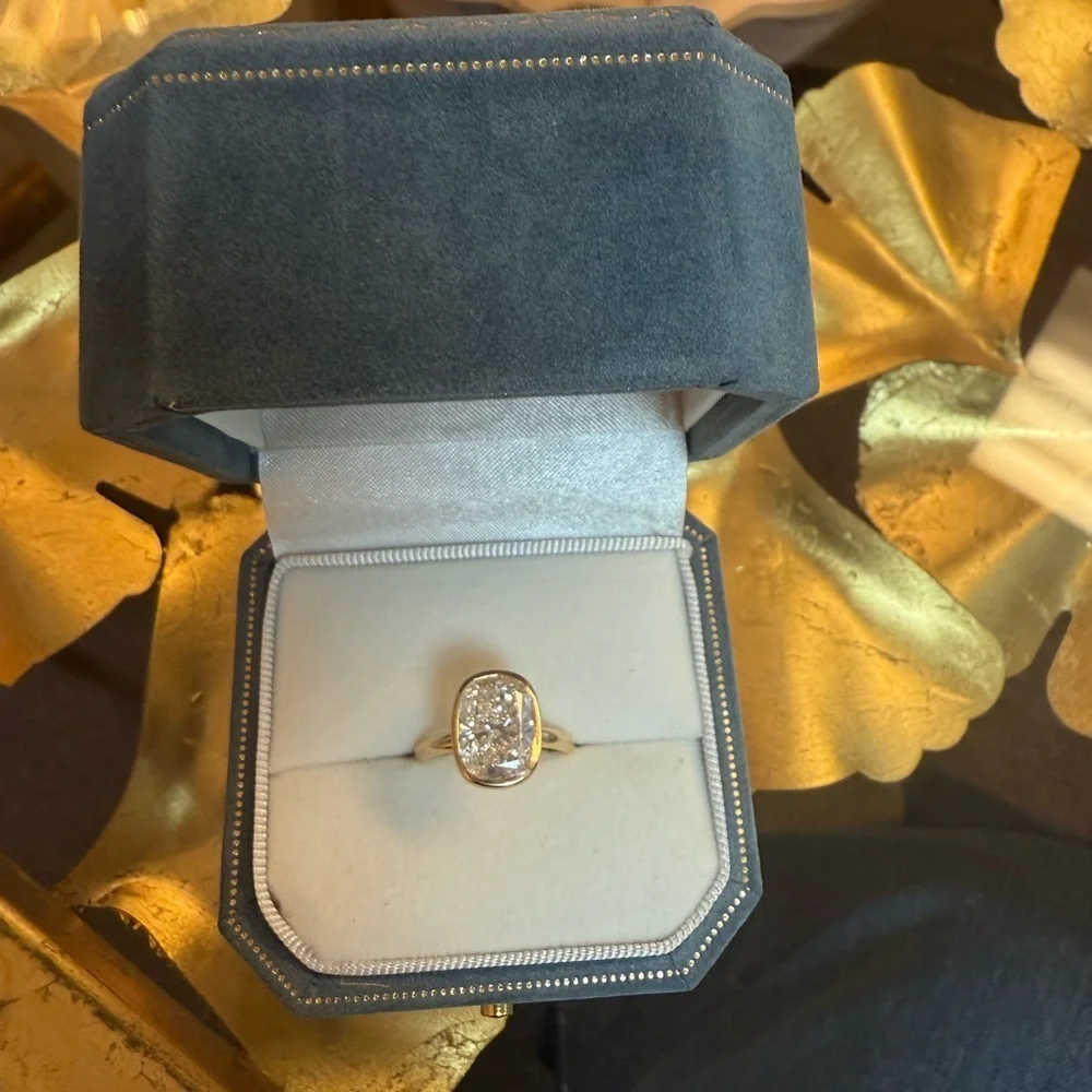 Elegant 18K Gold Ring with stunning solitaire 4.20 ct Diamond (Size 6.25)